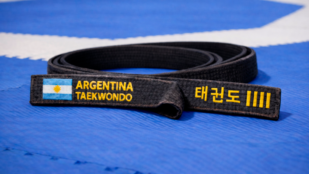 Argentina-Taekwondo-Cinturon-negro-de-argentina-taekwondo-enrollado-y-apoyado-sobre-el-maru-o-area-de-entrenamiento-del-Centro-Nacional-de-Alto-Rendimiento-
